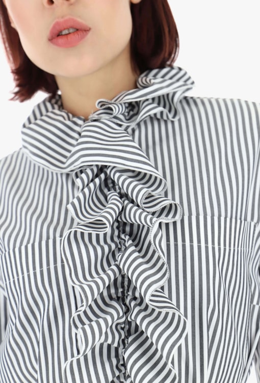 Vestido estilo camiseiro com gola com folhos