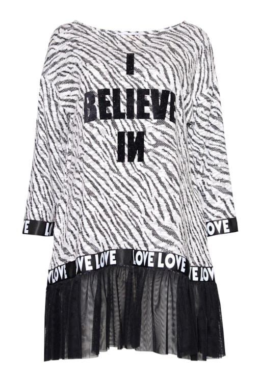 Vestido com folhos em tule