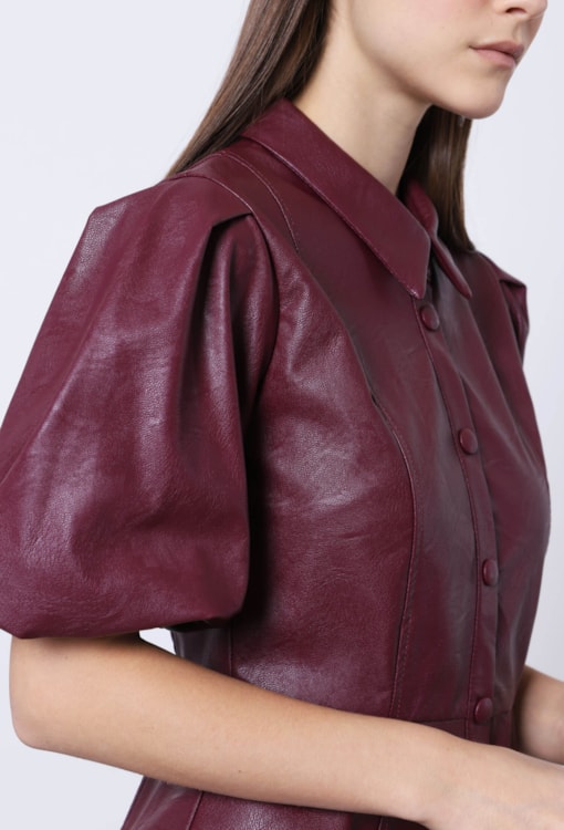 Vestido tipo camisa efeito pele