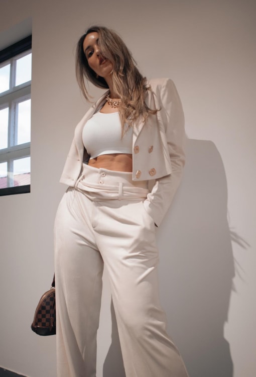 Casaco cropped efeito camurça