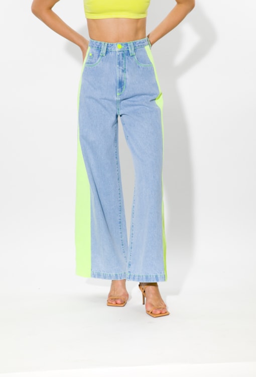 Calças wide leg com contraste neon