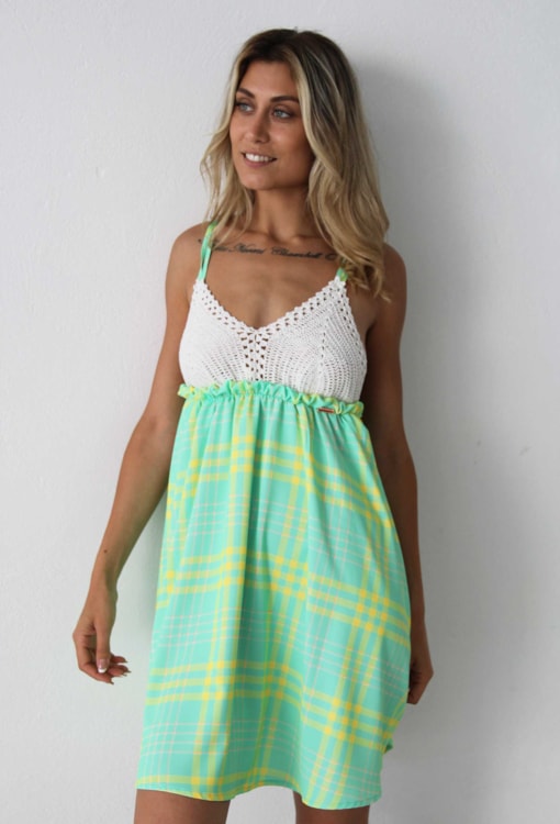 Vestido com crochet combinado