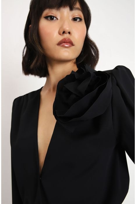 Camisa com aplicação de flor