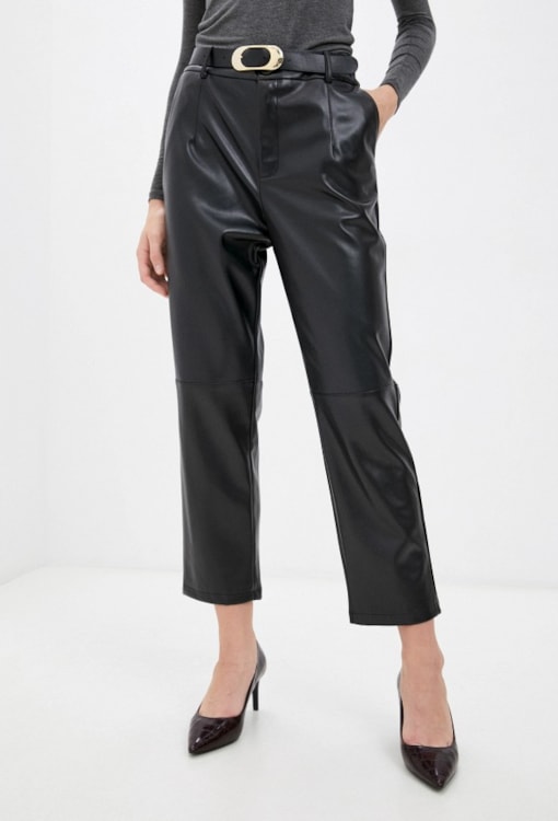 Calças efeito de pele com cinto