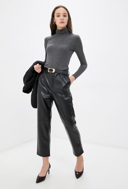 Calças efeito de pele com cinto