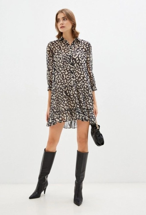 Vestido estilo camiseiro curto com cinto