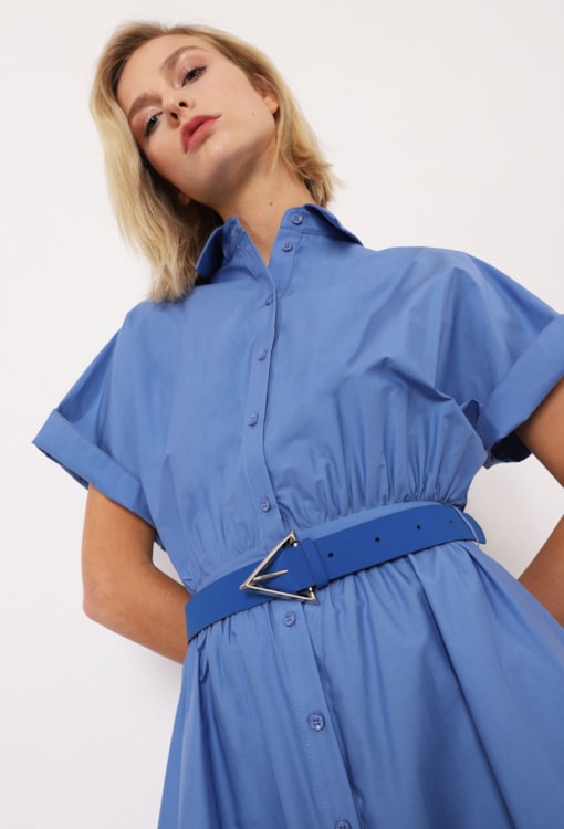 Vestido estilo camiseiro com cinto