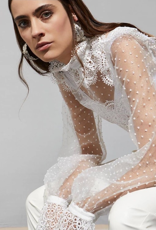 Camisa em renda com transparência