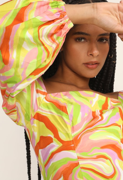 Vestido curto com abstrato