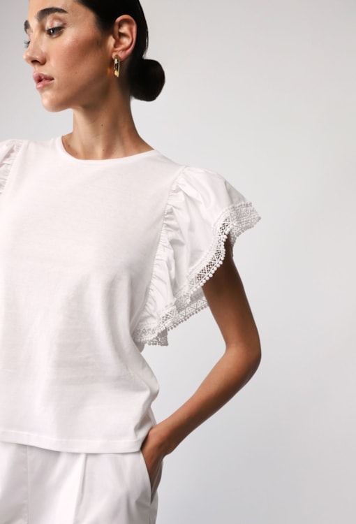 T-shirt com mangas franzidas e detalhes em renda
