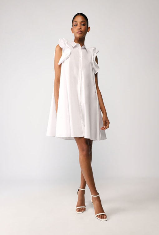 Vestido estilo camiseiro com folhos