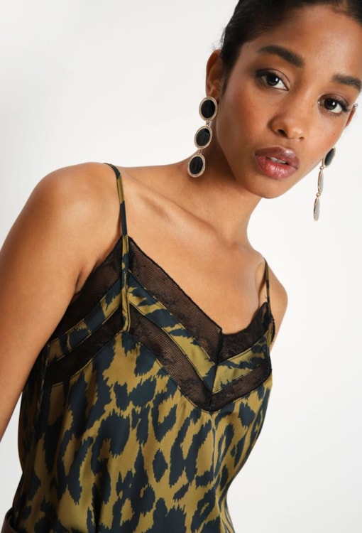 Top com estampa animal e aplicação de renda