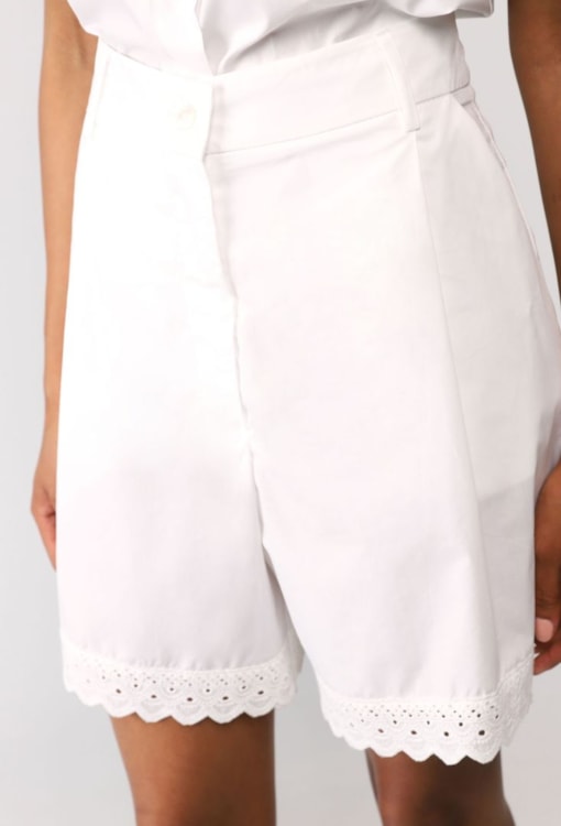 Calções bermuda com bordados