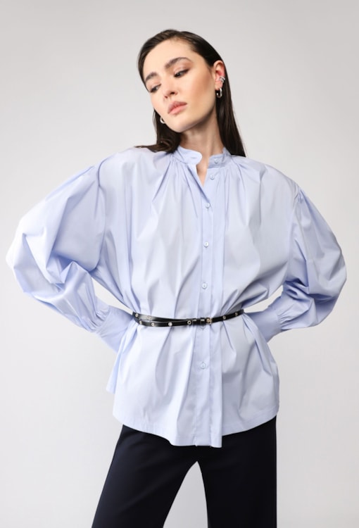 Camisa oversize com gola mandarim e cinto fino