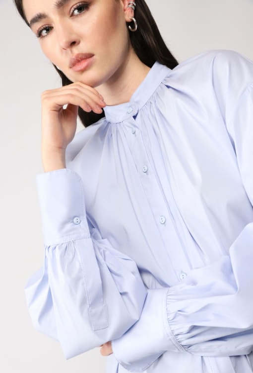 Camisa oversize com gola mandarim e cinto fino