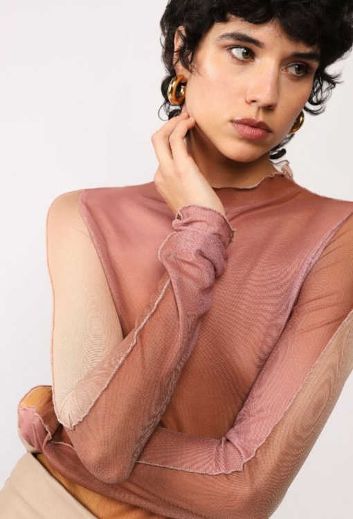 Top com decote redondo e estampado abstrato transparente